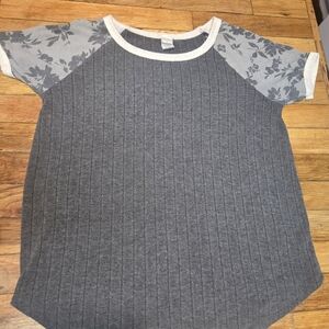 7th Ray Short Sleeve Top With White Trim And Flowered Sleeves Soft Comfy SzL